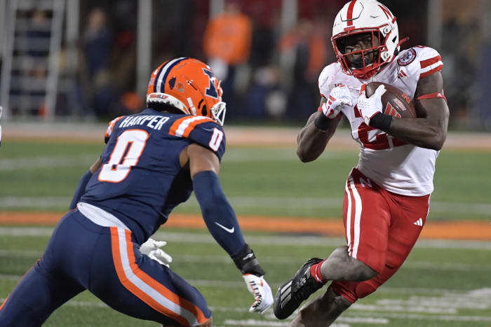 Emmett Johinson runs against Illlinois defender